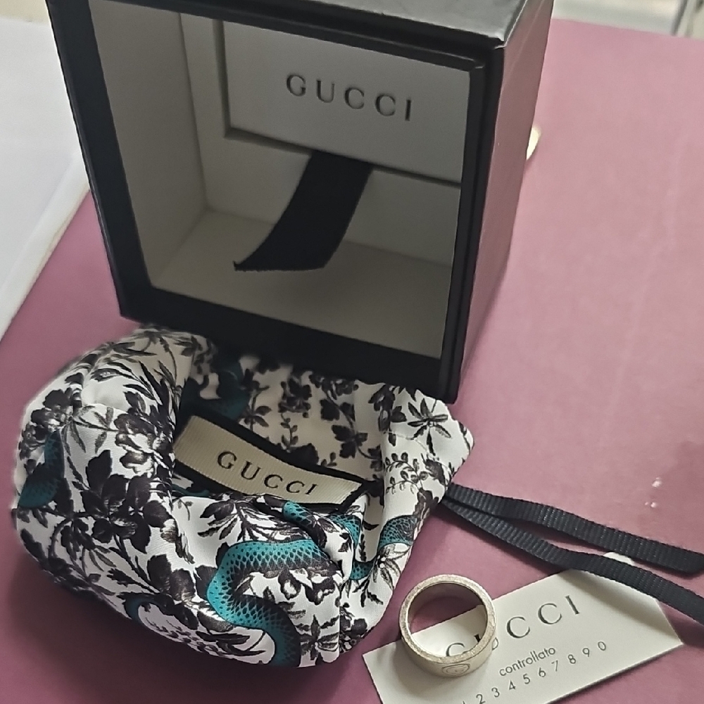 Gucci Silver Ring with Floral Pouch